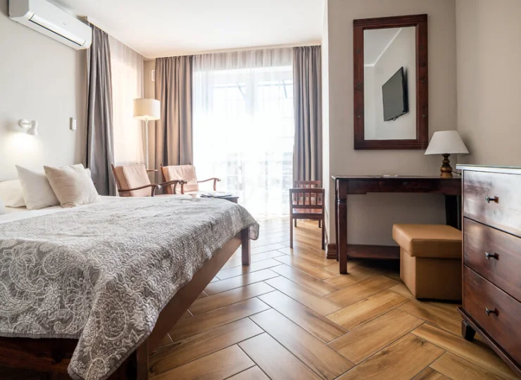 Pokoje wyposażono w TV, czajnik oraz wygodną łazienkę z suszarką do włosów