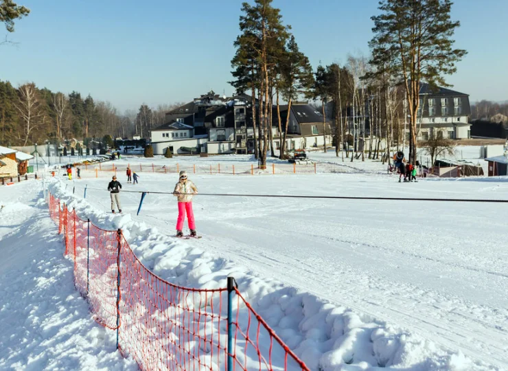 W sezonie zimowym przy hotelu działa stok narciarski