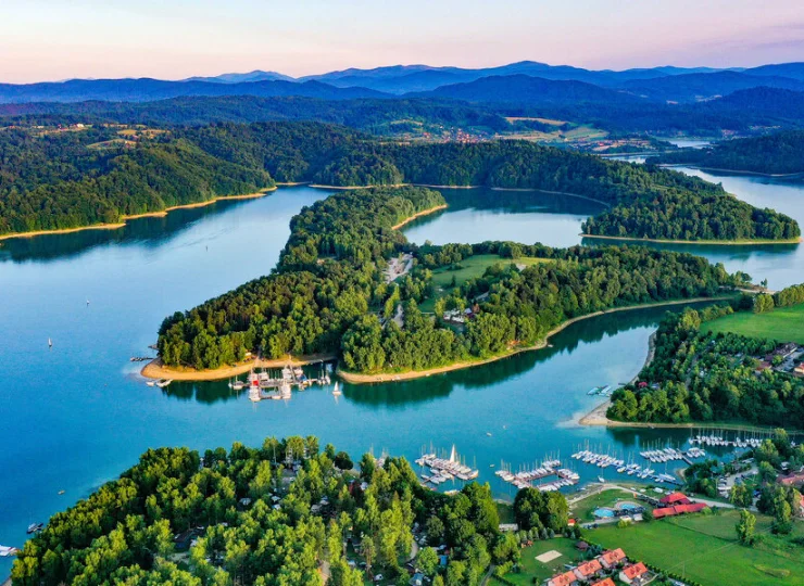 Z Leska nad Jezioro Solińskie jest ok. 17 km
