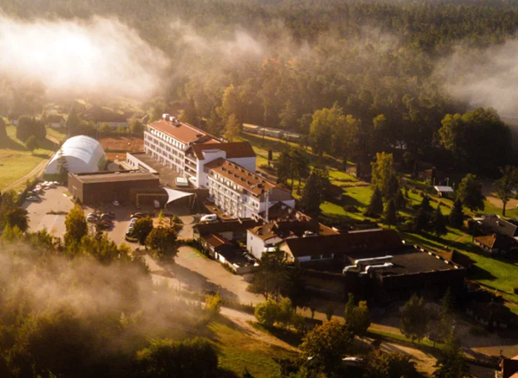Kompleks hotelowy leży pośród lasów Puszczy Piskiej nad jeziorem Bełdany