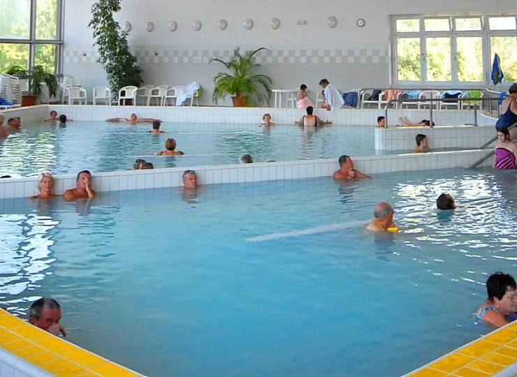 Wewnątrz znajdują się też baseny do kąpieli siedzących o różnej temoeraturze