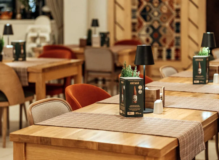 W dalszej części dnia w restauracji można zamawiać dania z karty