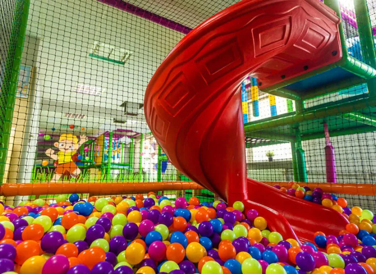 Sala zabaw w Mielnie została wyposażona w małpi gaj dla dzieci