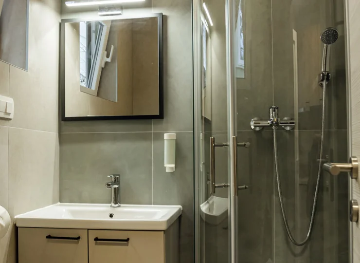 Łazienka z prysznicem w bungalowie