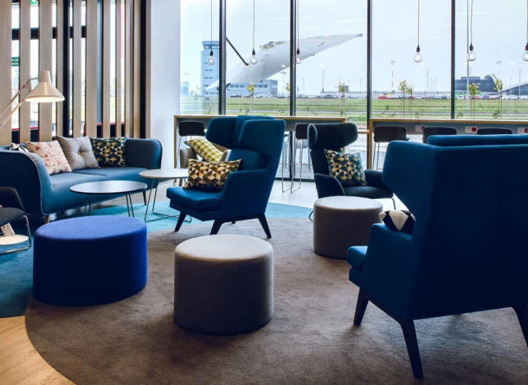 Hotelowy bar oferuje widok na lądujące samoloty