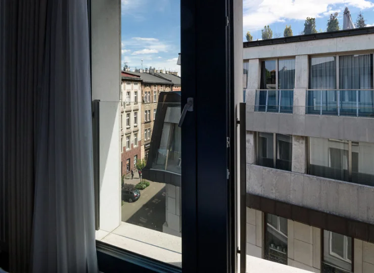 Apartamenty mają widok na pobliskie ulice