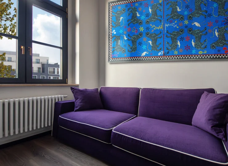 Nowoczesny apartament posiada pokój dzienny z rozkładaną sofą