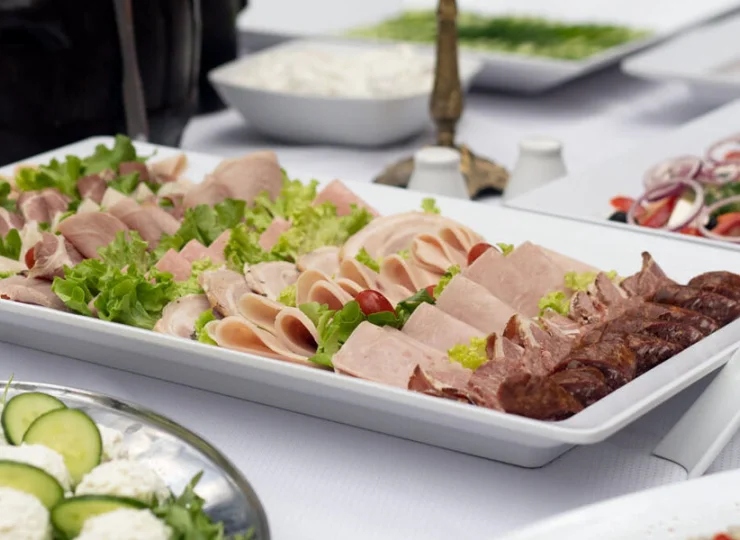 Na stole znajdziemy różne smakołyki