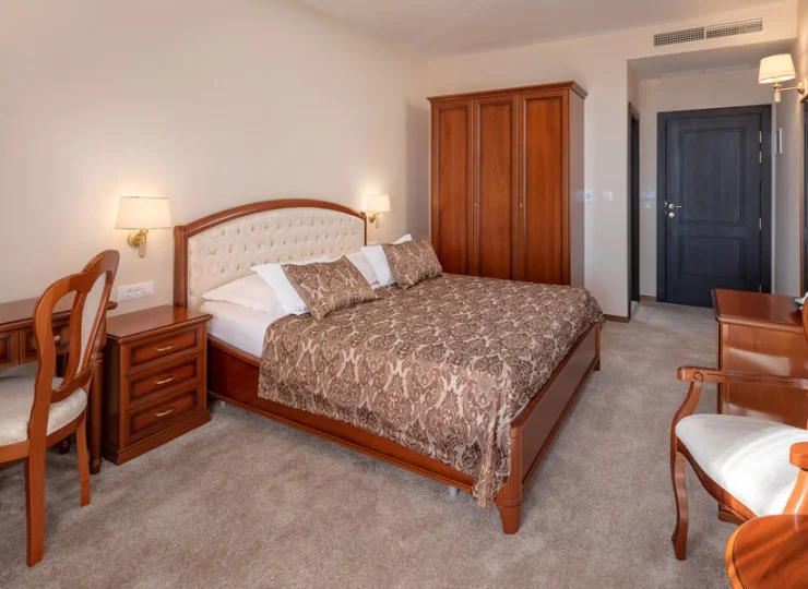 W pokoju znajdują się wygodne meble i pojemna szafa