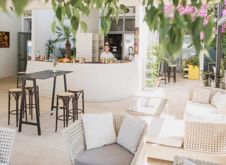 W hotelu znajduje się także przyjemny drink bar