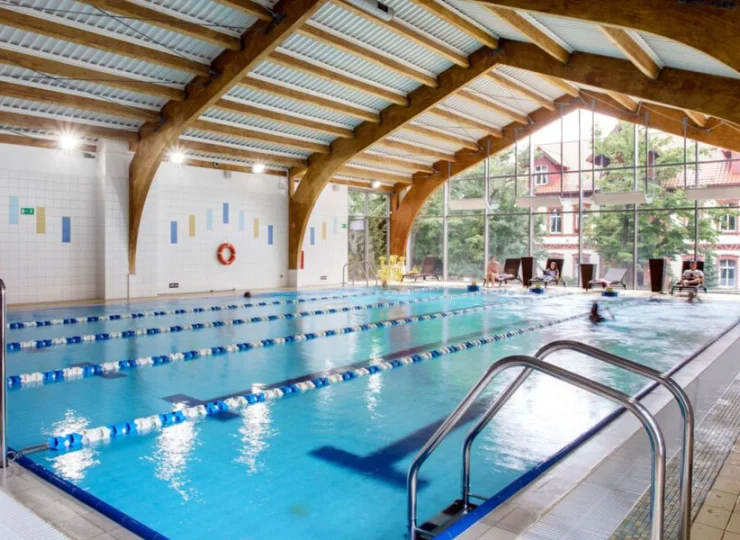 Goście Jagusi mogą korzystać z kompleksu basenowego w Zameczku (500 m)