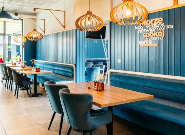 Wnętrza restauracji nawiązują do nadmorskiego położenia