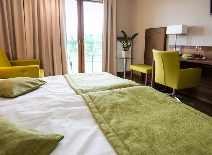 Pokój ma balkon, szlafroki, lodówkę, wygodny fotel, smart TV, wifi, sejf