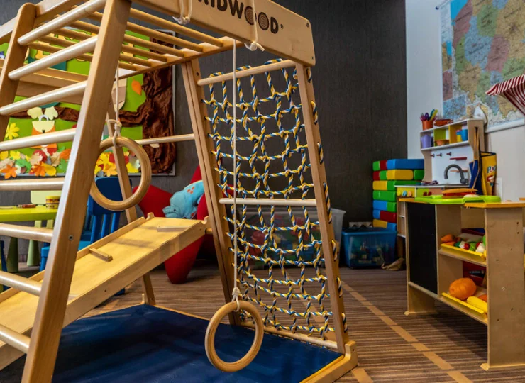 W hotelu na dzieci czeka sala zabaw i brodzik w basenie