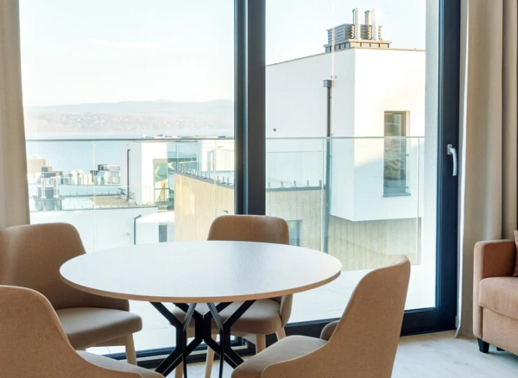 Apartamenty mają balkony lub tarasy