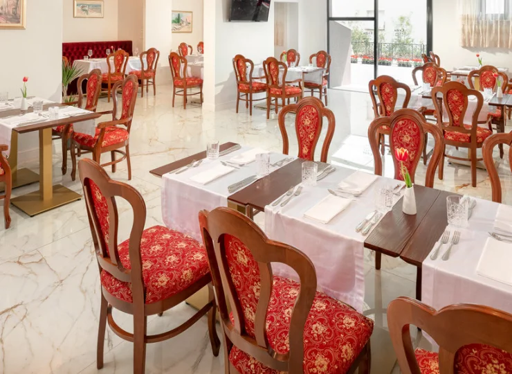 Goście mogą korzystać z kulinarnej oferty restauracji