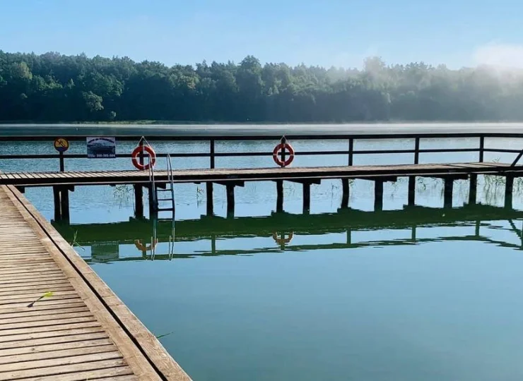 Hotel ma własny pomost nad jeziorem