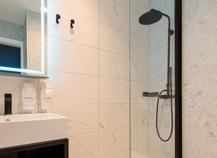 W łazienkach znajdują się prysznice