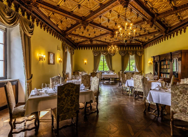 Hotelowa restauracja podaje dania kuchni regionalnej i międzynarodowej