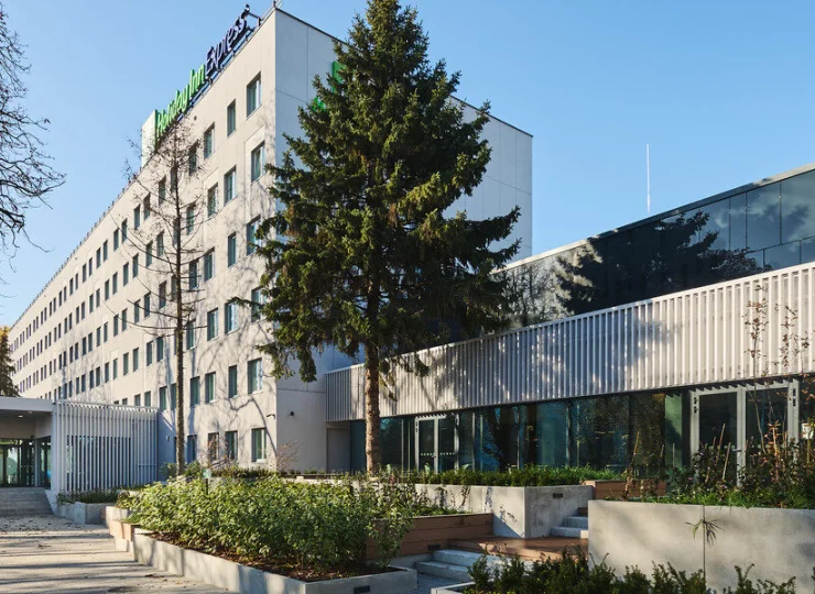 Hotel jest położony 10 min jazdy autobusem od Starego Miasta