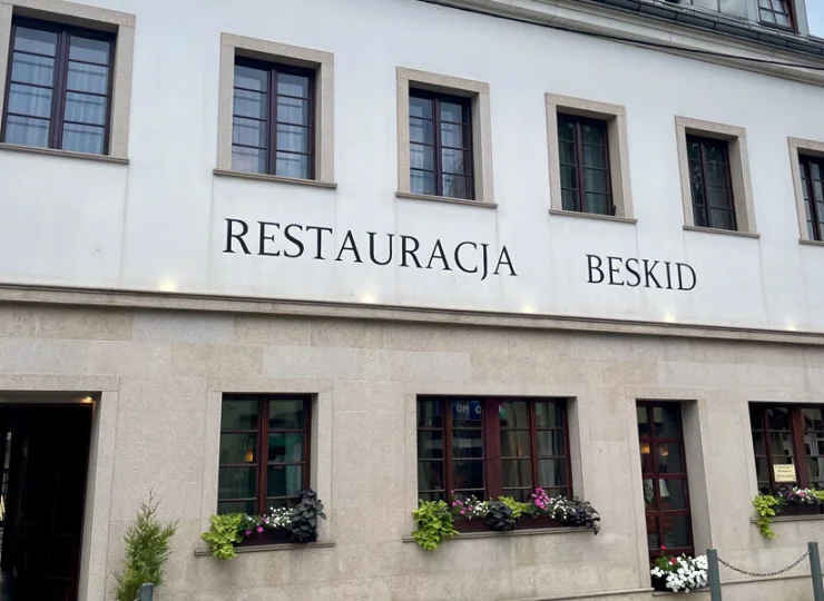 Od ulicy hotel zajmuje pieczołowicie odnowioną przedwojenną kamienicę