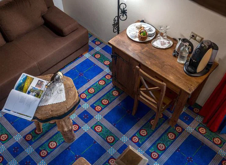 Apartamenty są dwupoziomowe – na dole jest salon z sofą i ekspresem do kawy