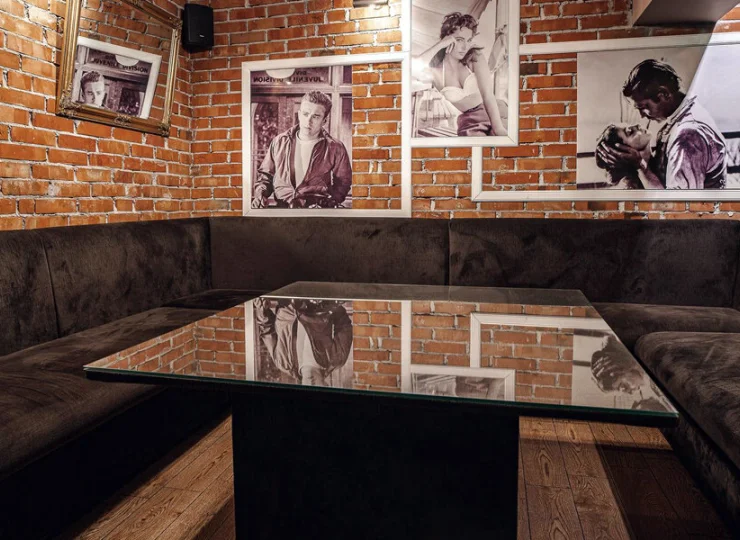 Cocktail Bar ma przyjemne wnętrza z filmową atmosferą