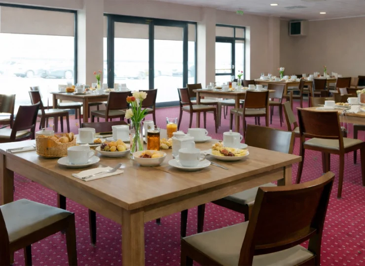 Rano podawane jest śniadanie w formie bogatego bufetu