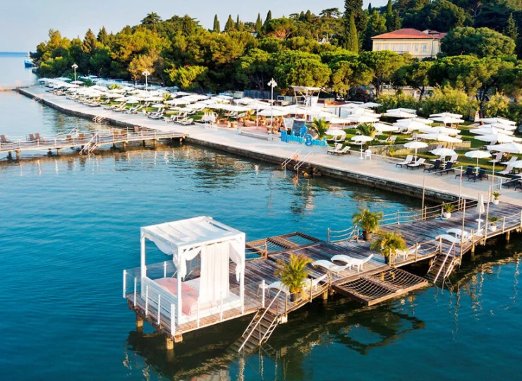 Prywatna plaża Meduza jest symbolem ekskluzywnych ofert