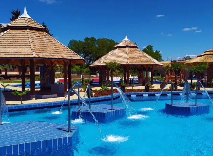Zewnętrzny park wodny jest dostępny w ciepłych miesiącach