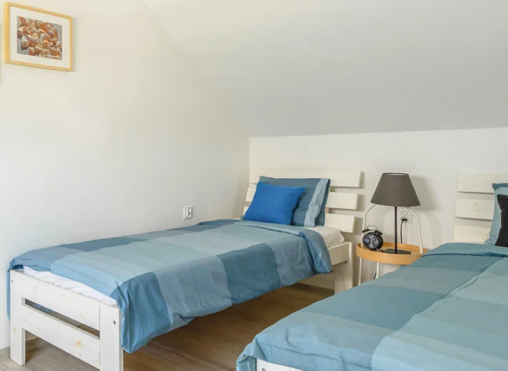 Druga z sypialni na piętrze w Domku Komfortowym