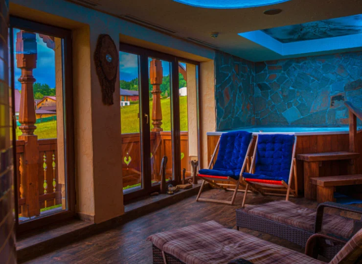 W kameralnej strefie wellness jest jacuzzi, sauna i wypoczywalnia