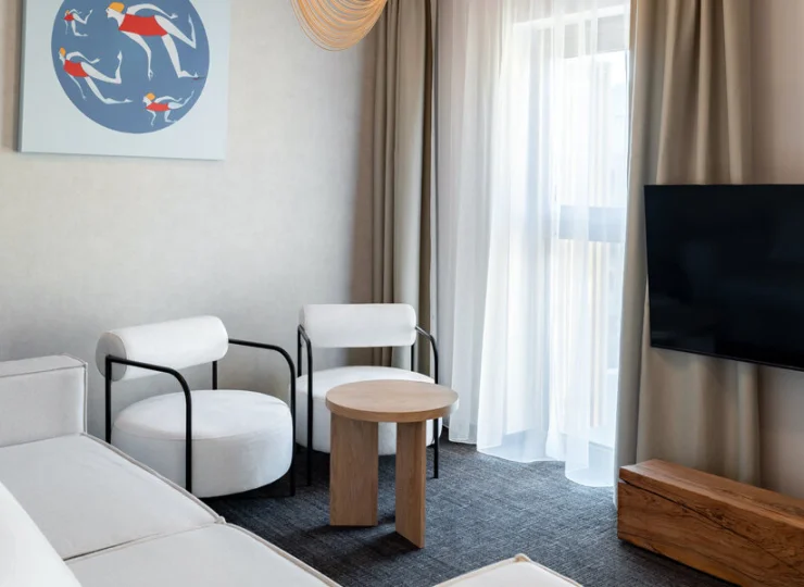 Pokój dzienny w apartamencie z antresolą