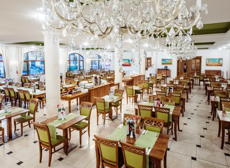 Restauracja Kryształowa podaje śniadania i obiadokolacje