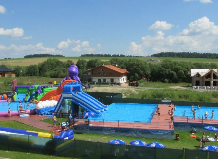 W sezonie letnim na terenie ośrodka działa Aquafun Park