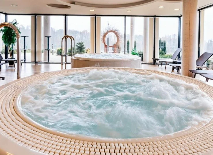 W strefie wellness są 2 wanny jacuzzi i łaźnia parowa