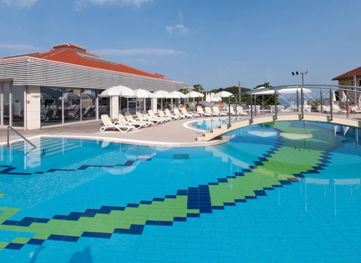Goście Hotelu Pineta*** mogą korzystać z zewnętrznego kompleksu basenowego