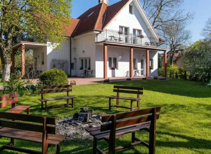 Atutem obiektu jest zadbany ogród z miejscem na relaks i ognisko