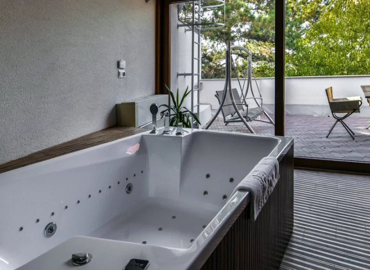 W apartamencie suite jest wanna do hydromasażu