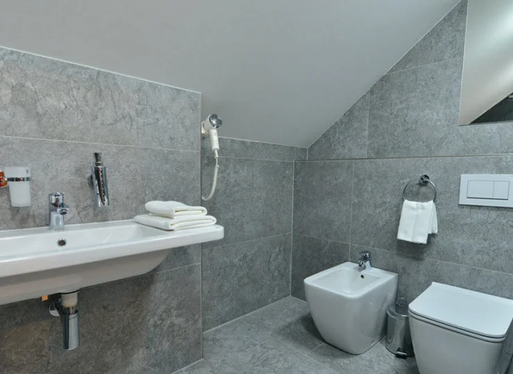 W każdej łazience jest kabina prysznicowa, suszarka do włosów i bidet