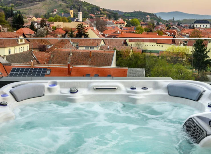 Apartamenty na najwyższym piętrze mają prywatne jacuzzi z widokiem na miasto