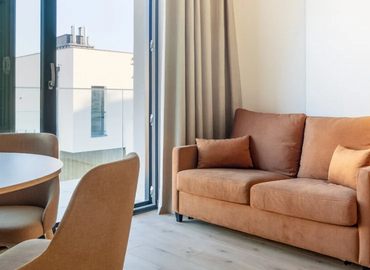 W części dziennej studia jest wygodna kanapa