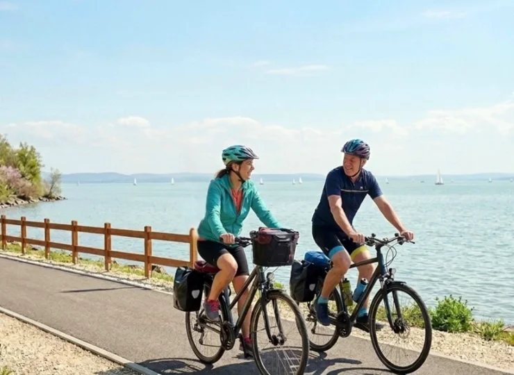 Brzeg jeziora Balaton zachęca do wycieczek rowerowych