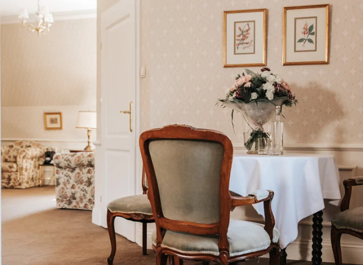 Urządzenie pokoi i apartamentów współgra z budynkiem dworu