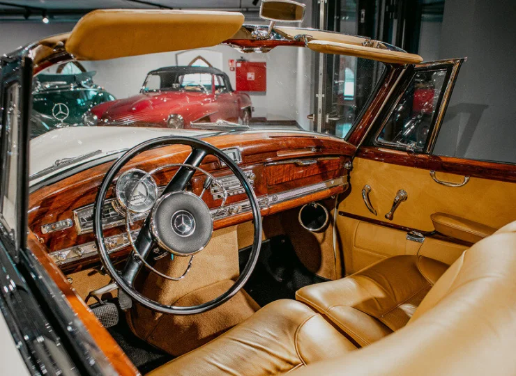 Na terenie hotelu jest Muzeum Mercedesa