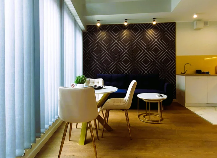 W pokoju dziennym znajduje się aneks kuchenny