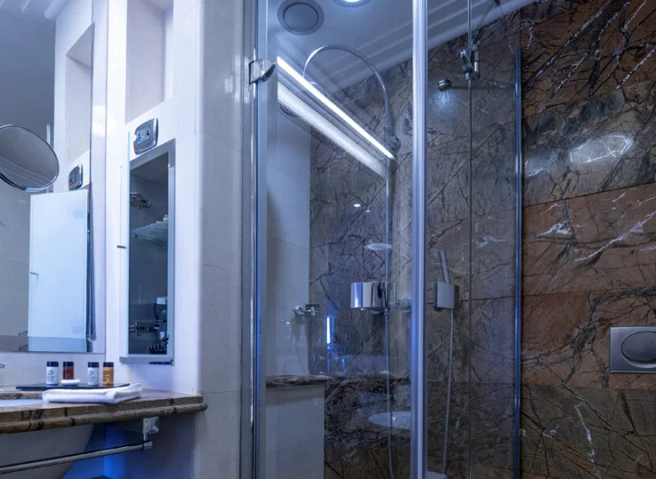 W łazience jest wanna lub kabina prysznicowa