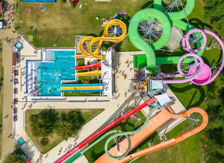 Zalakaros spa składa się z wewnętrznych i zewnętrznych basenów