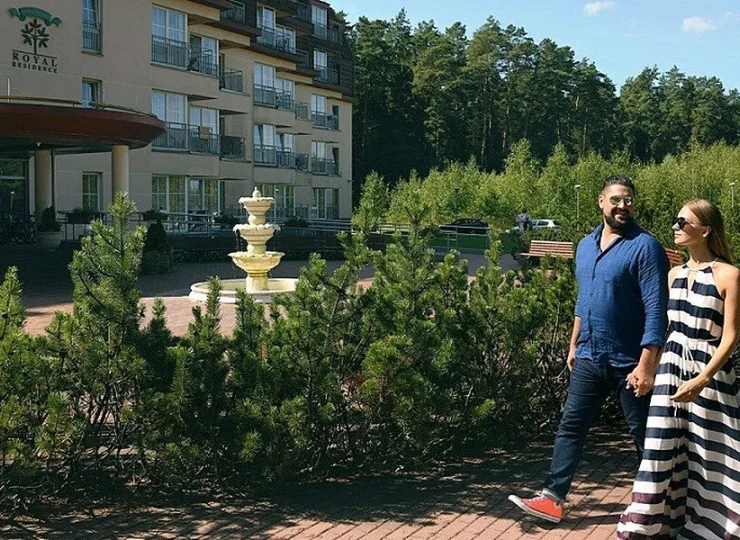 Hotel jest położony na brzegu Niemna i otoczony lasem