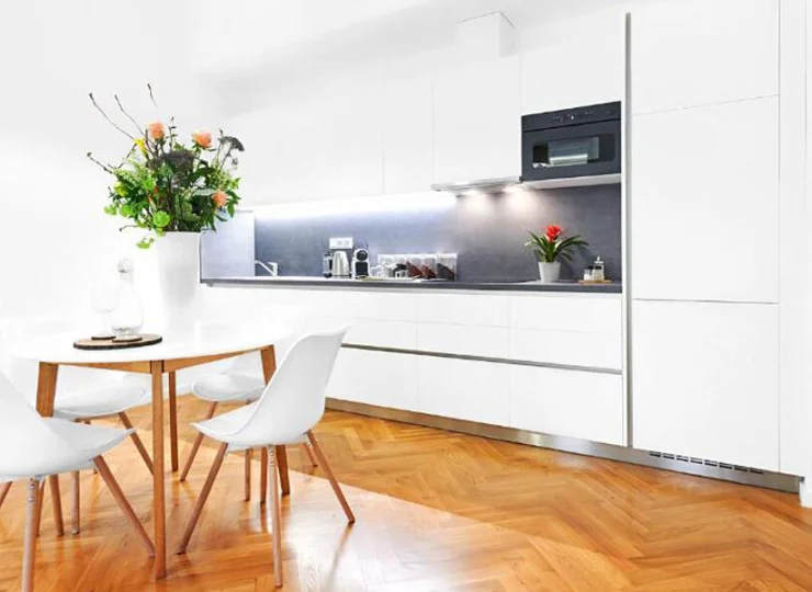 W kuchni jest m.in. zmywarka do naczyń oraz mikrofalówka